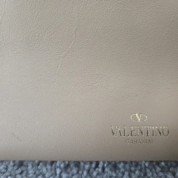 Valentino Garavani Leather Handbag with Gold Accents - Picture 4 of 17